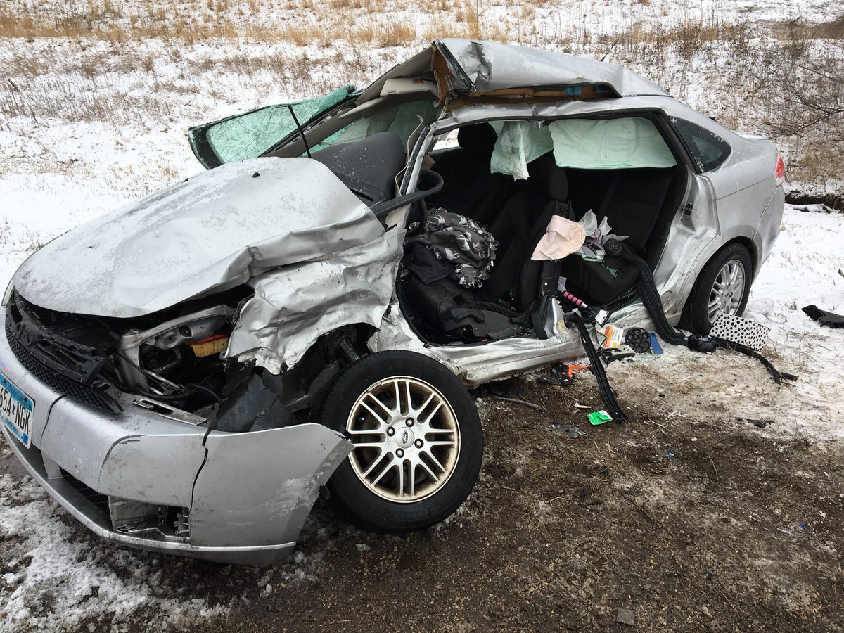 EaganPolice's tweet image. Just cleared an injury accident on 35E and Duckwood Trail. Please slow down roads are very slick.