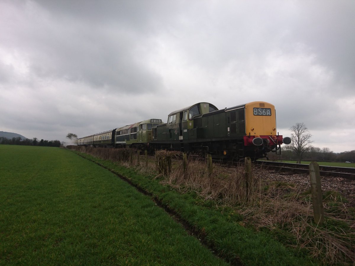 ChinnorRailway's tweet image. The second day of our Easter steam specials is underway. Our first three trains had an unusual formation - they were double headed with #Class17 D8568 helping out #Class31 D5581 at the up end of the train.