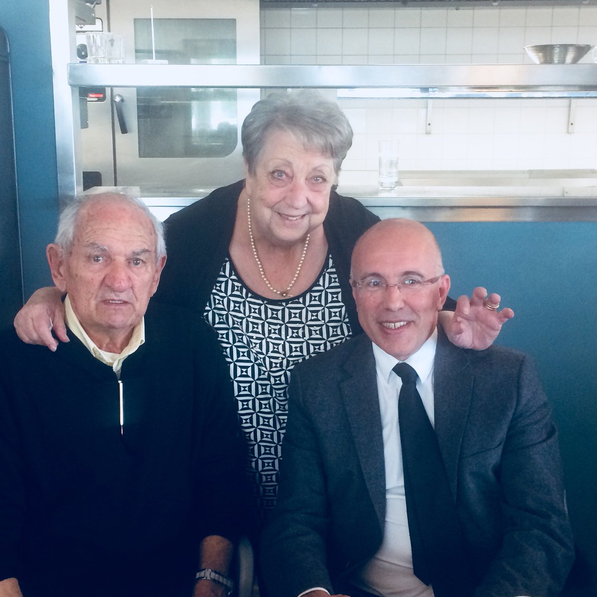 ট ইট র eric ciotti moment de convivialite avec les papys et mamys trafic qui veillent a la securite de nos enfants sur les passages pietons a proximite des ecoles nice06 https t co eusws439uq ট ইট র
