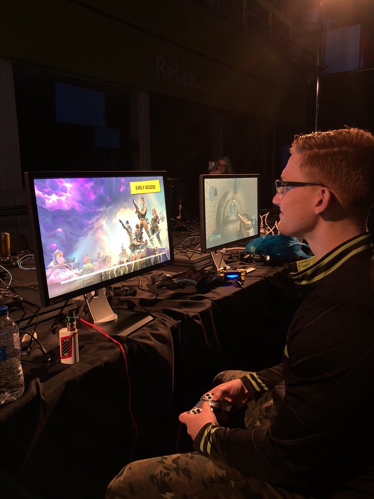 Slacked's tweet image. Scump warms up on Fortnite while his teammates warm up on CoD