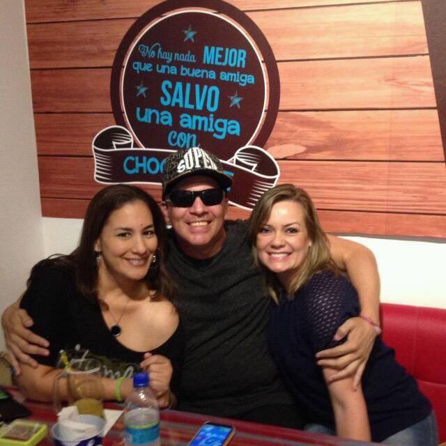 AlbornozMike's tweet photo. @ursulastrengech @monicacarriel acompañado de estás hermosas y talentosas mujeres #recuerdos https://t.co/a1cnVpHffX