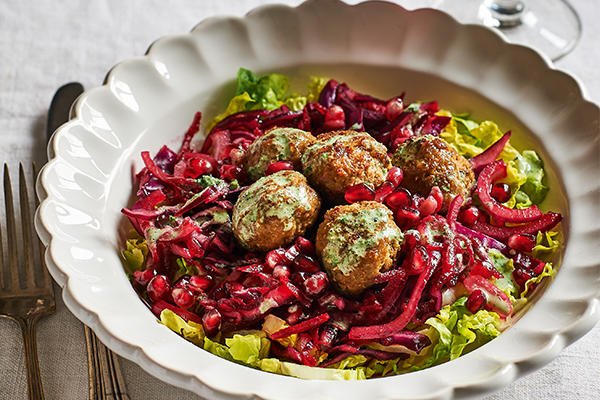 kitchentalesuk's tweet photo. These Hot Lamb Meatballs with Red Slaw and Cinna-Mint Drizzle from The #DirtyDiet are a real crowd-pleaser, pack a flavour punch and are great for your gut. 
Recipe here: https://t.co/64whdUQtUg https://t.co/mfE7mYORo5