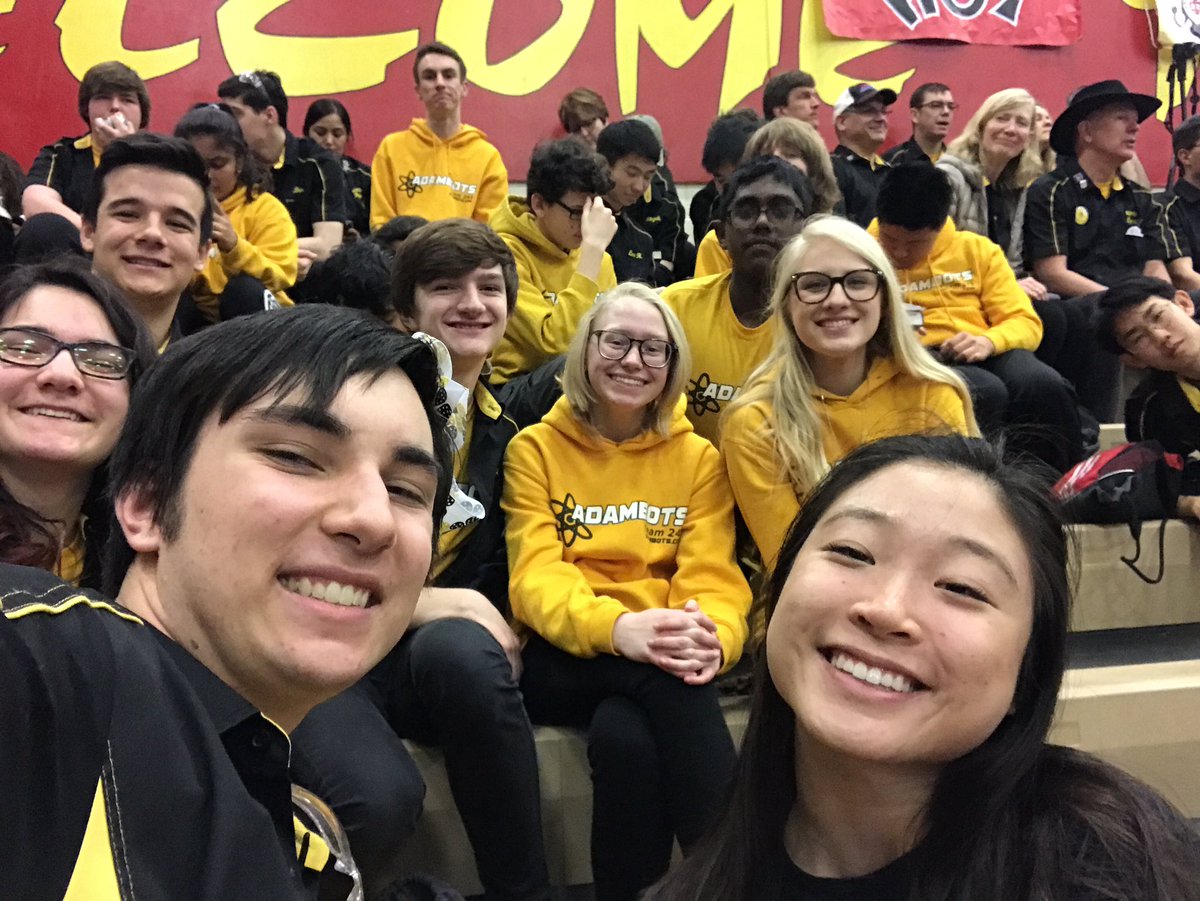 AdamBots's tweet photo. We love it when our alumni come to visit, whether from 2016 or 2004! #omgrobots #frcmitry https://t.co/dHpjUwKdUt