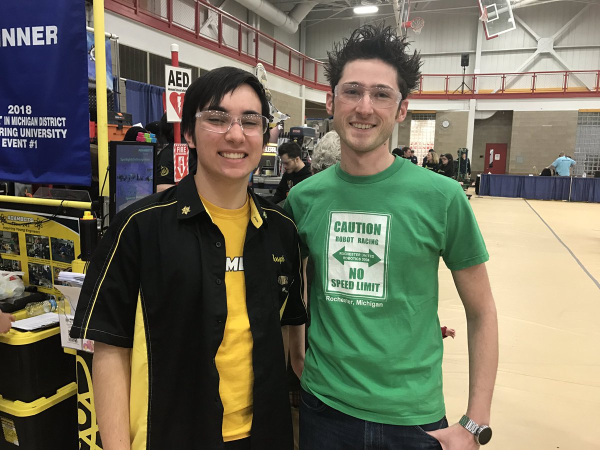 AdamBots's tweet photo. We love it when our alumni come to visit, whether from 2016 or 2004! #omgrobots #frcmitry https://t.co/dHpjUwKdUt