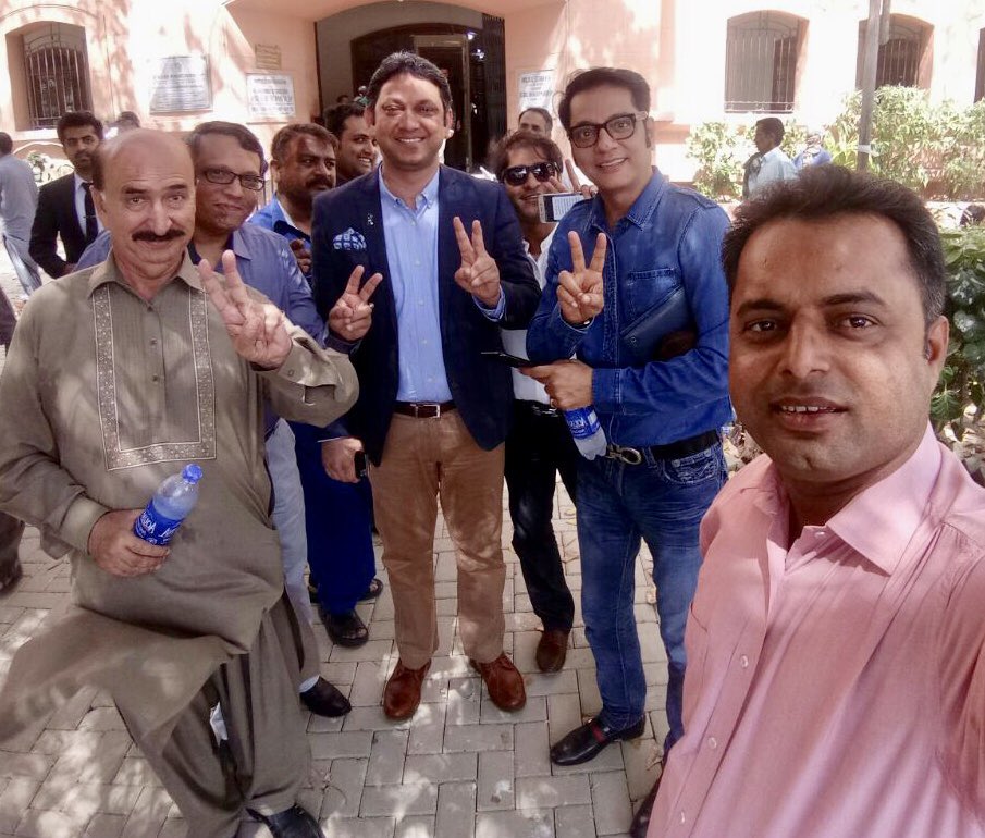 FaysalAzizKhan's tweet photo. Shukaralhumdulillah
Shukaralhumdulillah
Shukaralhumdulillah
Chairman & CEO BOL #ShoaibAhmedSheikh granted bail by the Justice #FaheemSiddiqui of #SindhHighCourt
#BolForPakistan
#AikAllahHeKafiHei
#BolNews https://t.co/bApYSqjeyf