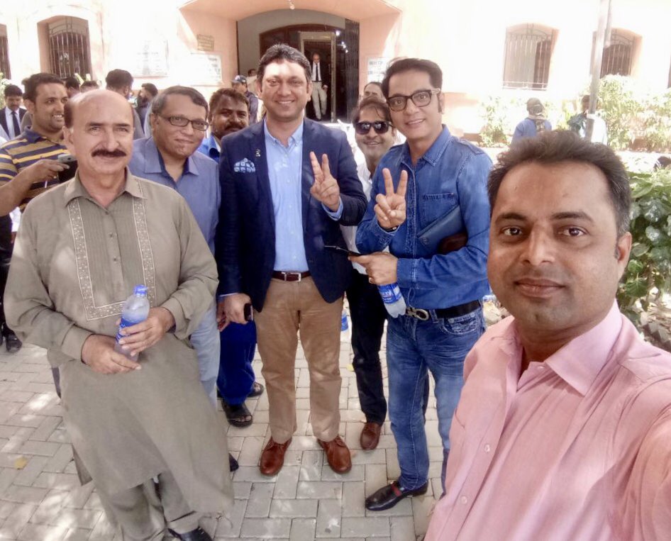 FaysalAzizKhan's tweet photo. Shukaralhumdulillah
Shukaralhumdulillah
Shukaralhumdulillah
Chairman & CEO BOL #ShoaibAhmedSheikh granted bail by the Justice #FaheemSiddiqui of #SindhHighCourt
#BolForPakistan
#AikAllahHeKafiHei
#BolNews https://t.co/bApYSqjeyf