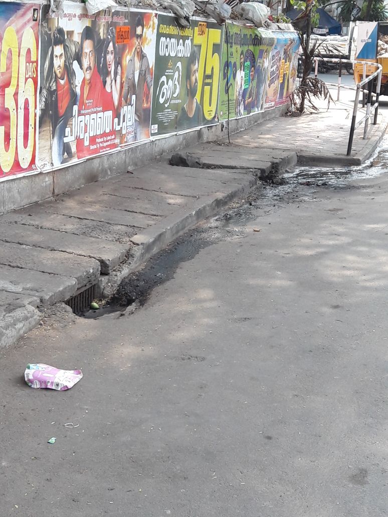 motset2's tweet photo. Presiding diety  of trivandrum sree padmanabhswam's pallivettai junction  opposite near wate dumbing area  very near to pallivettai spot drainege leake  and fowel smell  through which padmanabhaswamie along with sree Krishna and narashimha moorty passes today evening(31/03/2018) https://t.co/hHb4oF3xuZ