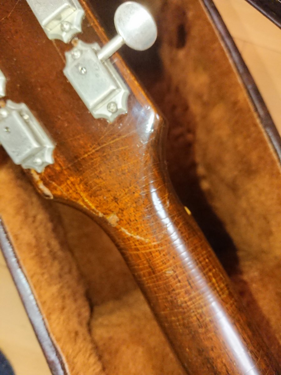 駅でギターケース倒しちゃって、帰ってから開けてみたらこんな事に.˚‧º·(°இωஇ°)‧º·˚.