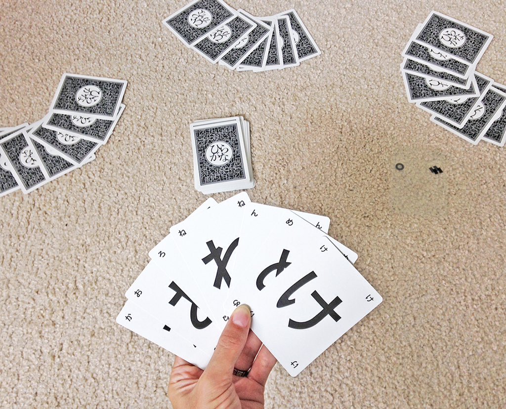 ひらがなポーカー公式 透明カードは自由に組み合わせて使える 2 のとき 山から1枚取る代わりに 捨て山の1番上にあるカードを取ることもできる 捨て山のカードを遡っては選べない プレイ人数や難易度にあわせて自由にルールを変えて遊んでみよう
