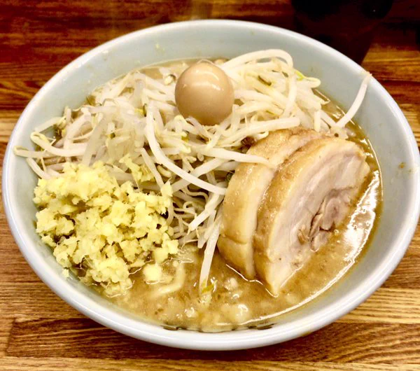 ラーメン二郎。
ミニ、麺少なめ、ニンニク無し、ショウガ

がっつりマシマシのイメージが強いけどニンニク無し
マシをしないコールの選択肢もあり。
人それぞれ、その時々で美味しくいただく為のコールサービス
個人的に夜遅めのミニやプチはありがたい存在。 