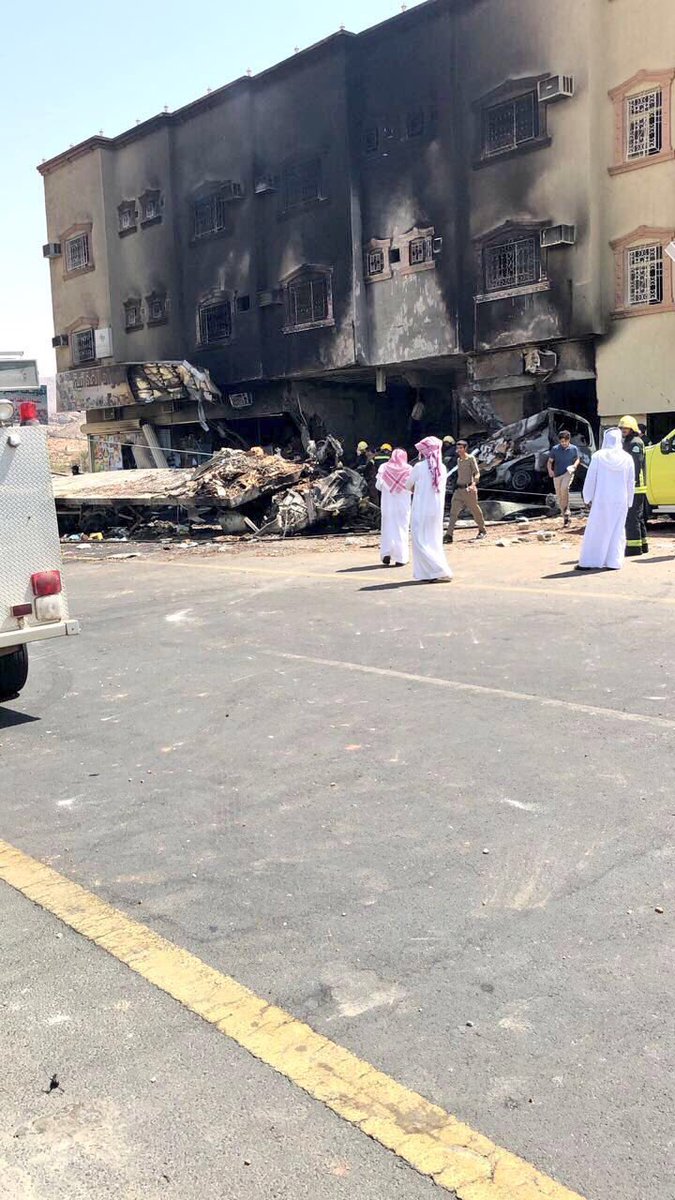 saaedas27's tweet photo. @emara_najran  الاخوة الاعزاء في امارة نجران بعد التحيه الرجاء التدخل السريع في ايقاف استخدام الشاحنات لطريق المؤدي من حي المراطه الى بئر عسكر (طلعة مغره) مما فيه من الخطوره على السكان والمساكن وهذي صور لحادث عند نزول شاحنه فقد السائق التوازن مما ادى الى حادث واصددام وحريق‼️ https://t.co/2AEOyDGS5P