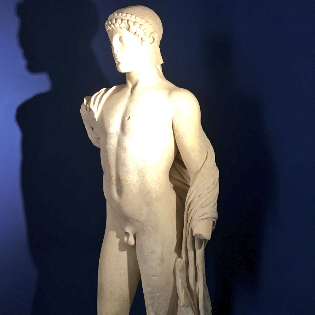 RobertaIsceri's tweet photo. Un museo di inestimabile valore quello di Ascoli Satriano (FG). Li vedete i due grifoni ellenistici? Dal vivo l'impatto è fortissimo. Adoro vedere luoghi conosciuti solo dagli intenditori...

#dauniapresstour 
#weareinpuglia 
#pasqua2018
#troia 
#montidaunio https://t.co/xc7v4JHSJI