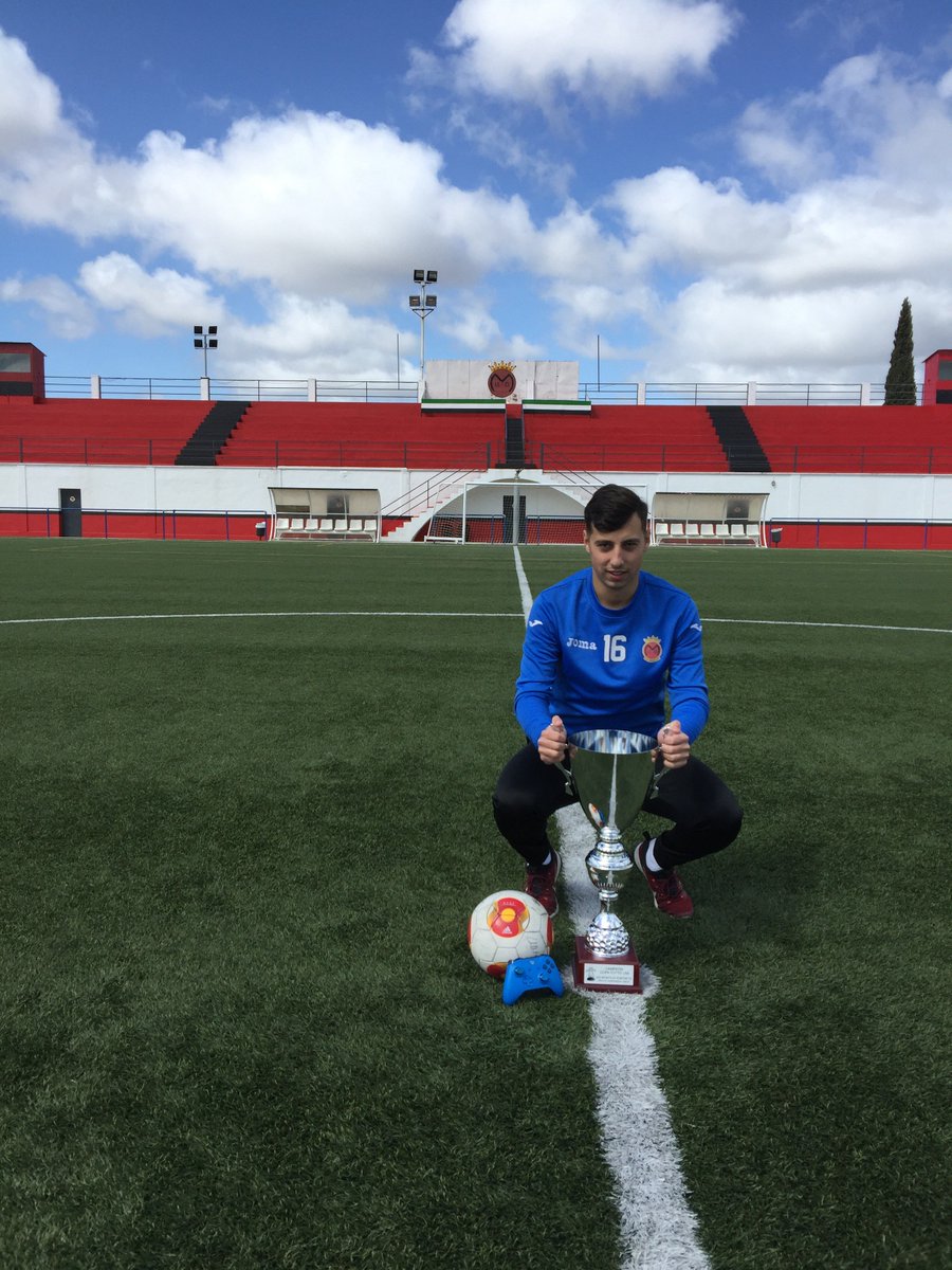 UDMONTIJO's tweet photo. eSports| @UDMeSports
Nuestro equipo de #FIFA18 en la @VFOspain ha recibido el Trofeo de Campeón de la #CopaTOTTOLAB (@TottoEspana) en la plataforma @VFOspain_xbox.
Nuestro capitán @delPoVFO_ se ha fotografiado con ella.
¡Enhorabuena por vuestros éxitos esta temporada, chicos! https://t.co/Qc2NjADZj2