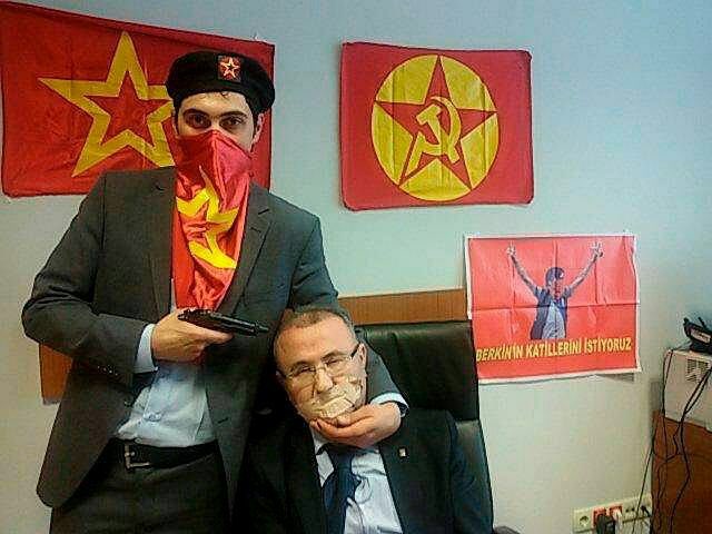 Terörist Berkin Elvan'ın soruşturma dosyasına bakan ve o teröristin abileri tarafından Şehit edilen Savcı Mehmet Selim Kiraz'ı unutmayın!
Ateşten tamgalarla kalbinize kazıyın bu kini!