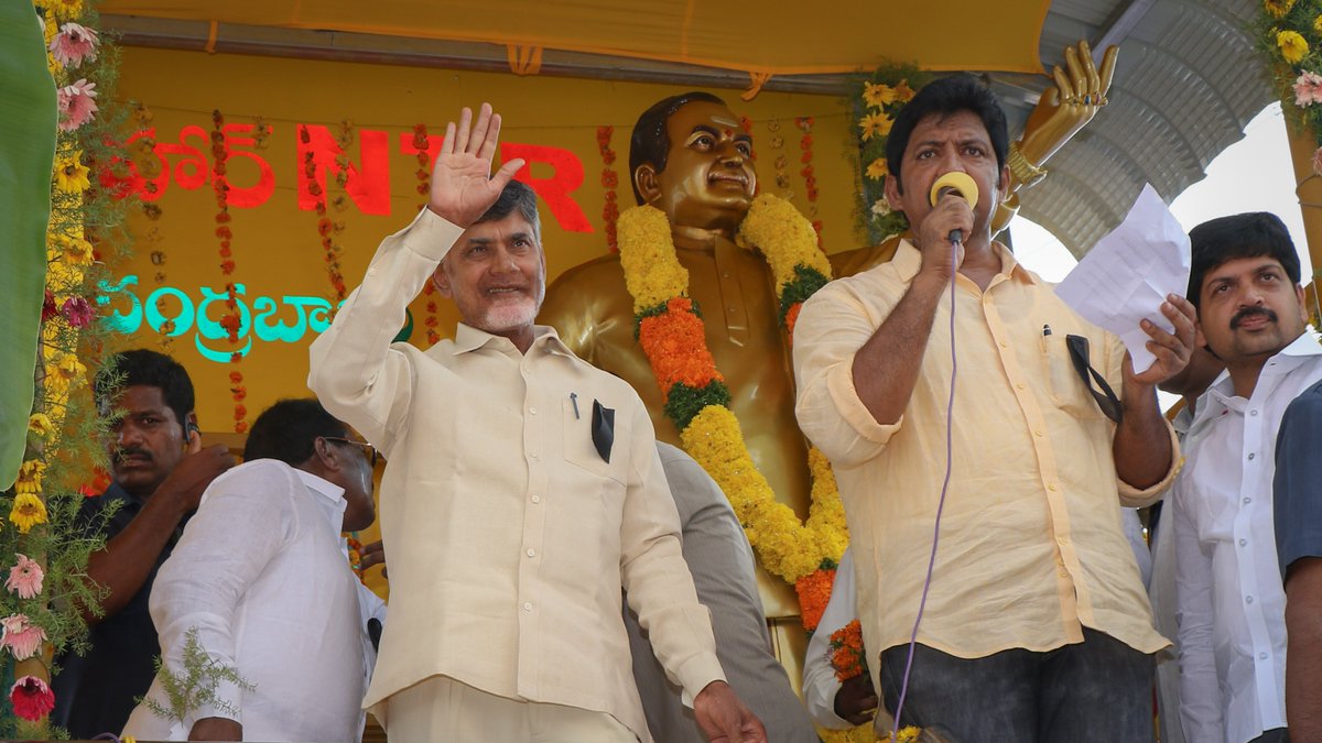ncbn's tweet photo. తెలుగు వారి ఖ్యాతిని దశదిశలా చాటిన మహనీయుడు ఎన్‌.టి.రామారావు గారి విగ్రహాన్ని కృష్ణా జిల్లా మల్లవల్లి గ్రామంలో నేడు ఆవిష్కరించాము. తెలుగువారి ఆత్మగౌరవం కోసం ఆనాడు ఆయన చేసిన పోరాట స్ఫూర్తితో మరోసారి ఉద్యమించాల్సిన సమయం ఇది. ఈ పోరాటంలో మీరంతా మాకు అండగా ఉంటారని ఆశిస్తున్నా. https://t.co/1uubJlKWLM