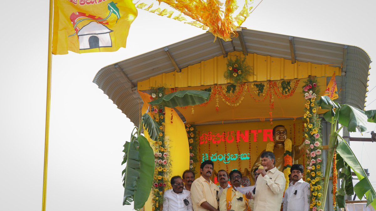 ncbn's tweet photo. తెలుగు వారి ఖ్యాతిని దశదిశలా చాటిన మహనీయుడు ఎన్‌.టి.రామారావు గారి విగ్రహాన్ని కృష్ణా జిల్లా మల్లవల్లి గ్రామంలో నేడు ఆవిష్కరించాము. తెలుగువారి ఆత్మగౌరవం కోసం ఆనాడు ఆయన చేసిన పోరాట స్ఫూర్తితో మరోసారి ఉద్యమించాల్సిన సమయం ఇది. ఈ పోరాటంలో మీరంతా మాకు అండగా ఉంటారని ఆశిస్తున్నా. https://t.co/1uubJlKWLM