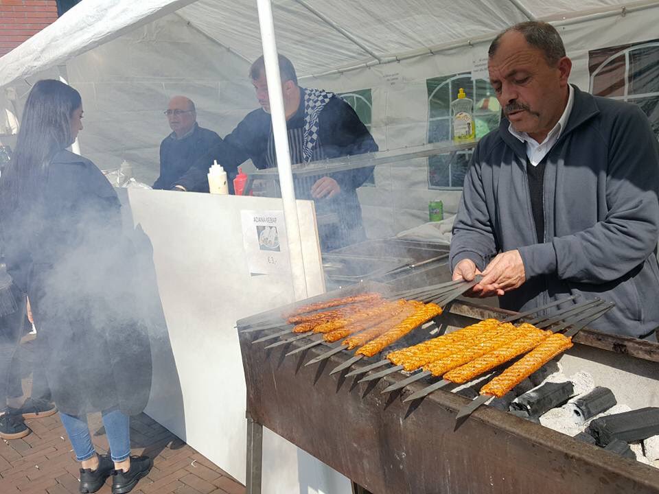 MahmutSungur's tweet photo. Een gezellige sfeer op het kermes-festijn van de Ulu Moskee. Kom langs en proef de Turkse keuken!
#UluCamii #UluMoskee #Utrecht https://t.co/s006I3IdkP