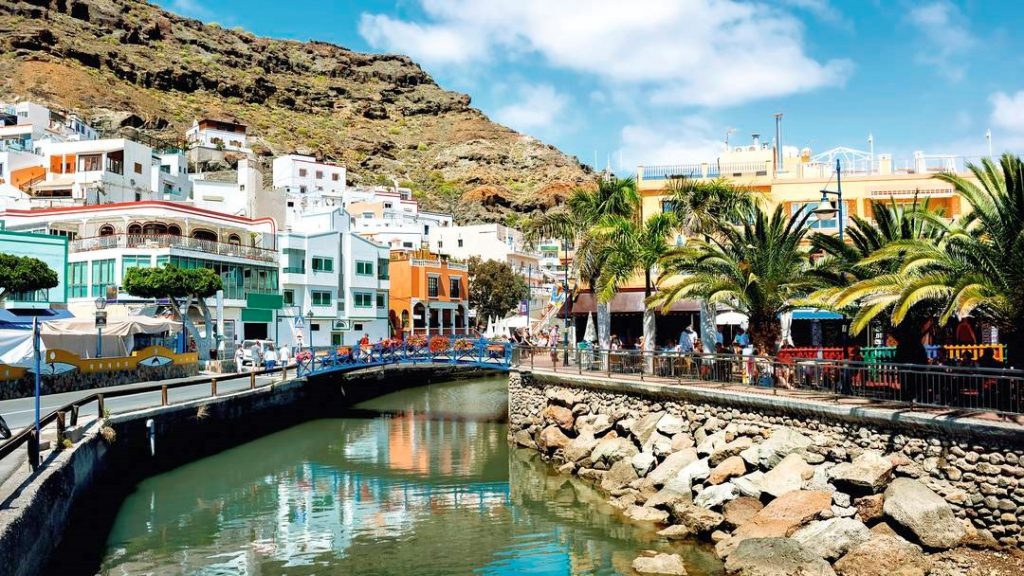 A view of the town close to our #beautiful resort in #GranCanaria. Looking for #Sun, #Sea, #Adventure, or #Relaxation - we know all of the best spots. 

STAY - EAT - DIVE 

Book today!