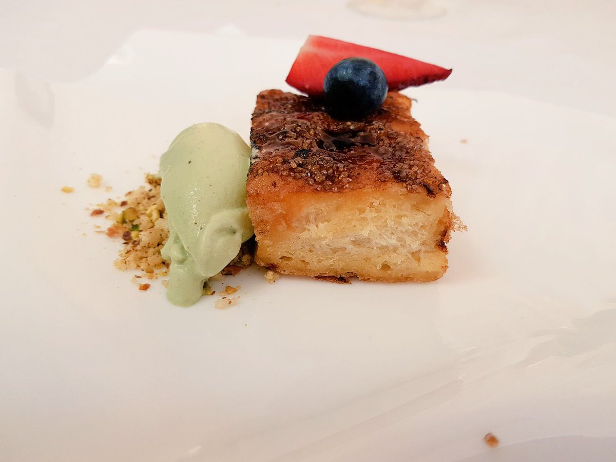 Es el postre que habéis podido degustar en nuestro menú especial de Semana Santa que estará hasta mañana, Domingo de Resurrección. Como no podía ser de otra forma es una tradicional torrija caramelizada, crumble y helado de pistacho. 

#Alicún #Úbeda #SemanaSanta #Torrija