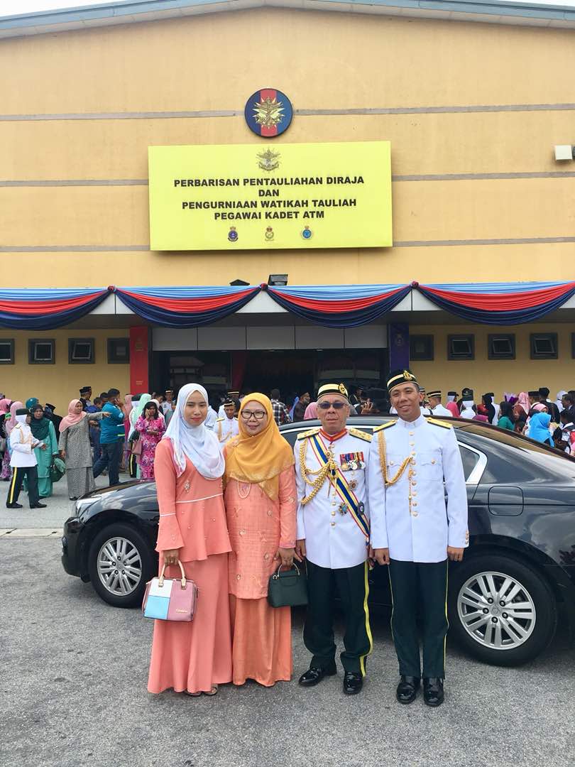 Alhamdulillah. Berkesempatan meluangkan masa bersama keluarga menghadiri Perbarisan Pentauliahan Diraja dan Pengurniaan Watikah Tauliah anakanda. Selamat meneruskan legasi.