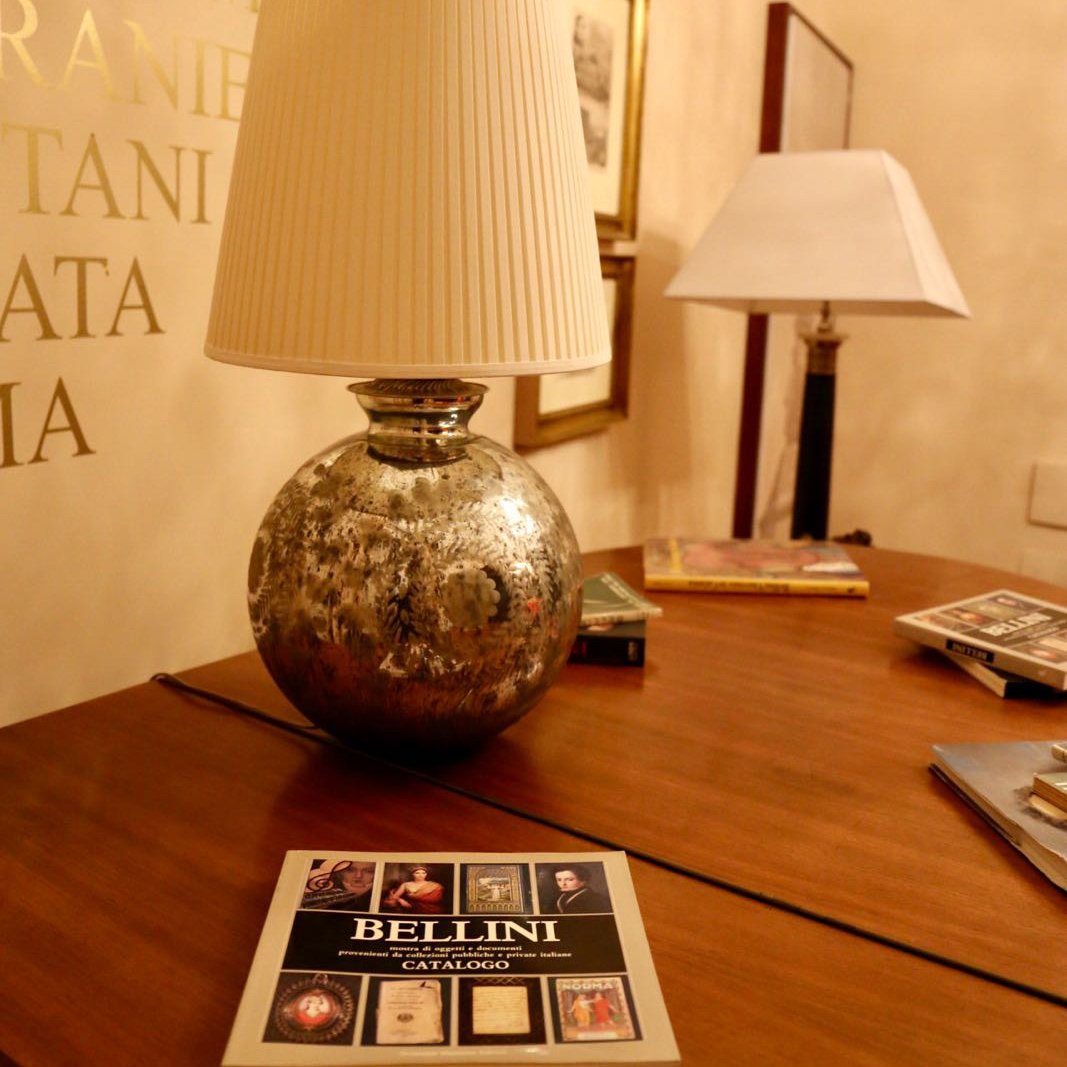 AsmundodiGisira's tweet photo. Una lampada e una buona lettura sono sempre un connubio perfetto
A lamp and a good reading are always a perfect combination
#asmundodigisira #catania #sicily #hotel #luxury #accoglienza #atmosfera #atmosphere #ambience #ambiente #relax #lettura #libro #buonlibro #sicily #fashion https://t.co/Ha8JFn0ZVi