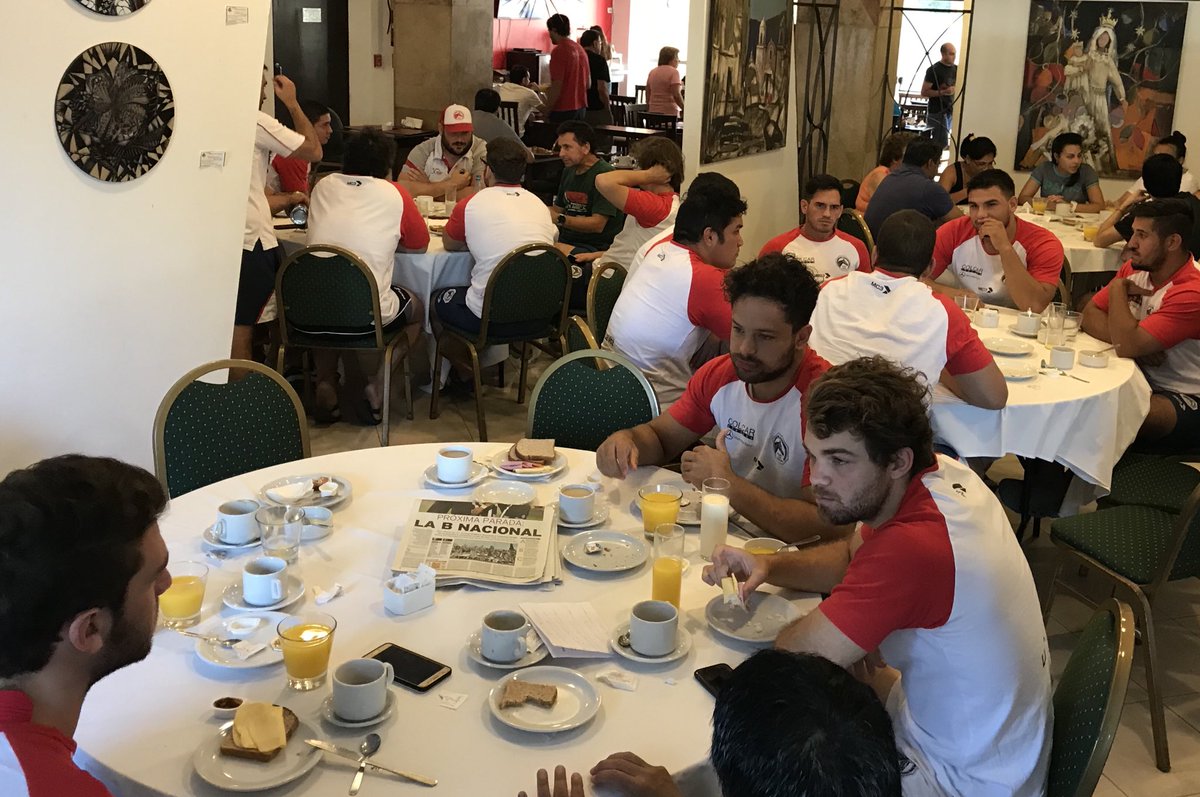 Plantel del JOCKEY Club CÓRDOBA desayunado en mendoza  previo partido con Peumayen por la 4ta. Fecha TDI
