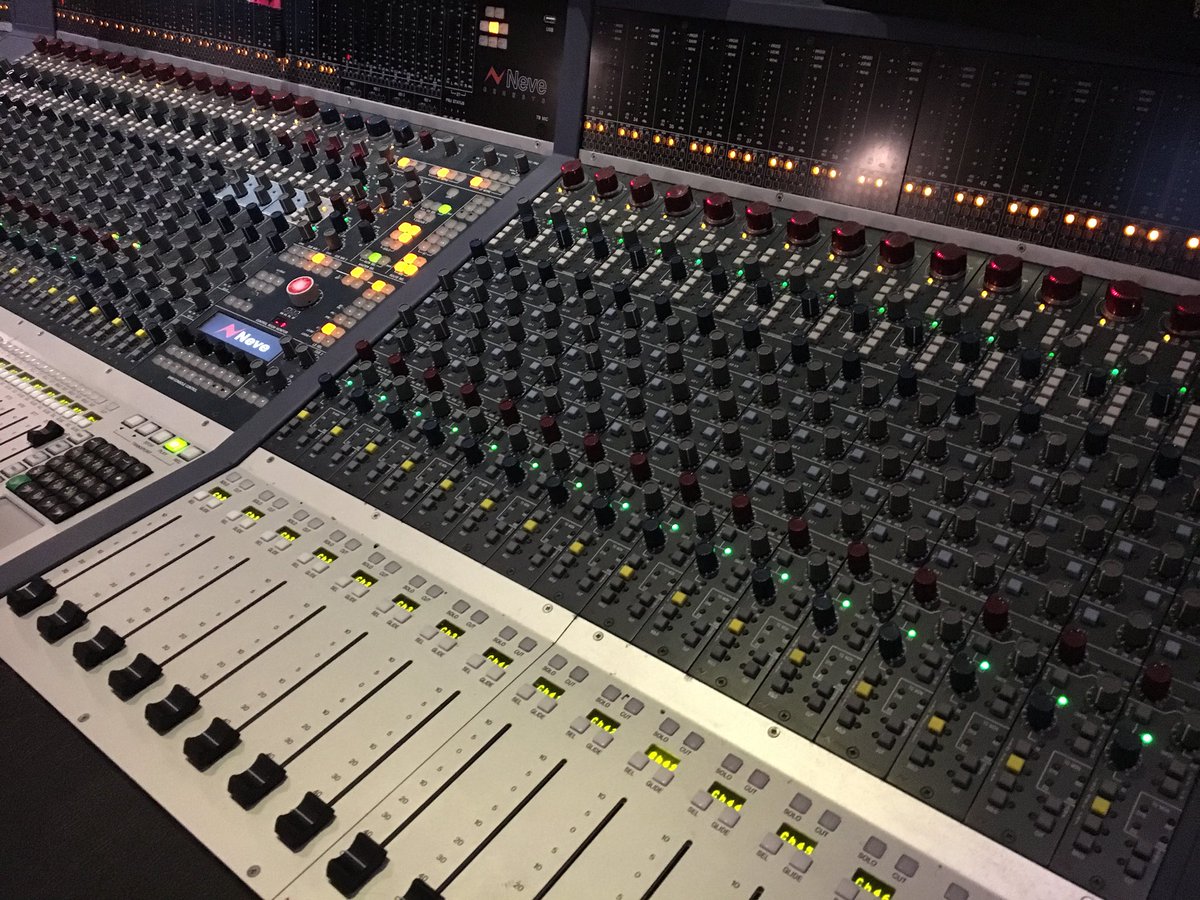 deetaylorthom's tweet image. In the recording studio #lalala #onetwoonetwo