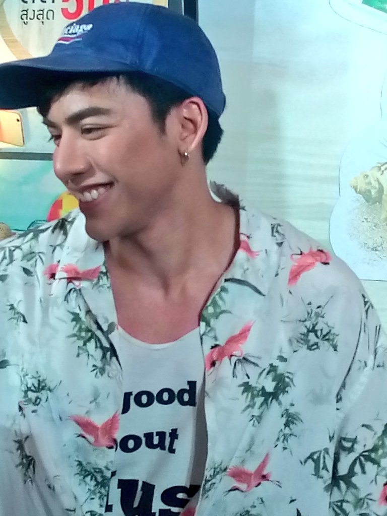 promporn3's tweet photo. @tonthanasit @TonthanasitFans น่ารัก แต่งตัวแบบนี้ ซิววววววว สบายๆชอบ #ต้นธนษิต #tonthanasit #BANAudioLaunchOnApril7th #BANANA 31/03/61 https://t.co/uDQrINasDG