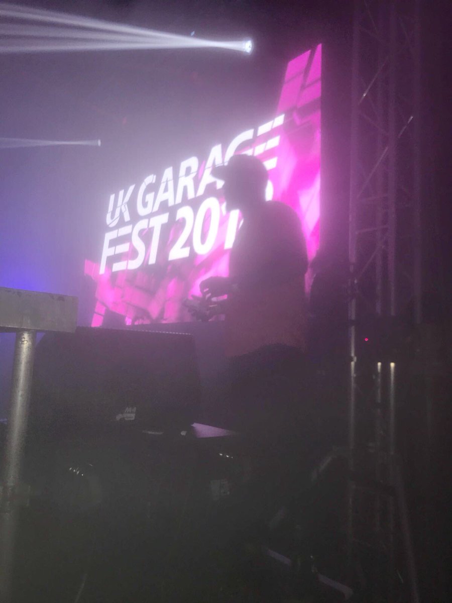 DappzMusic's tweet photo. It was a absolute honour to host #UKGFest for the 2nd year running. The team behind the scenes put on another amazing night full of vibes. But i wldnt expect anything less from the biggest indoor UK Garage Festival in the world @ukgaragefest #UKG #Dappz https://t.co/8I83F297De