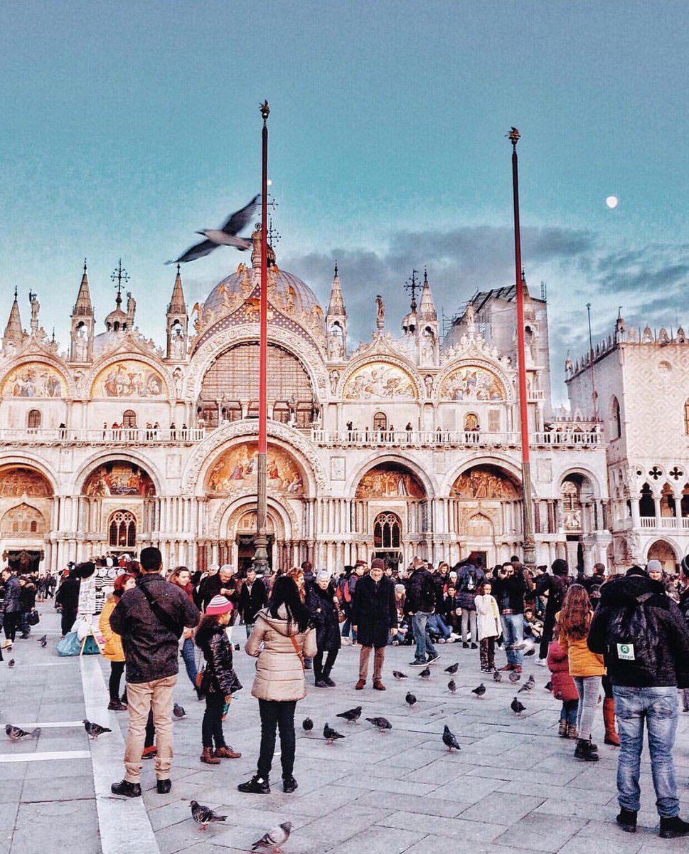 📍Qualche nuvola si avvicina alla #Basilica di #PiazzaSanMarco (VE), ma non riuscirà mai ad oscurare la bellezza sconfinata di questo luogo. 
La Basilica, maestosa, è decorata con preziosi mosaici che rivestono gli interni per oltre 8000 mq.

📷 foto Instagram: giuliabortolin