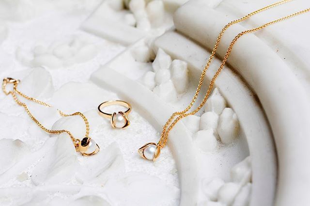 The Orchid Diamond Ring encases a luminescent 10 mm South Sea cultured pearl in a delicate pod-like form. The intricate detailing of the inner petals features pavé-set diamonds in 18k Fairtrade gold. ift.tt/2J5wWmu