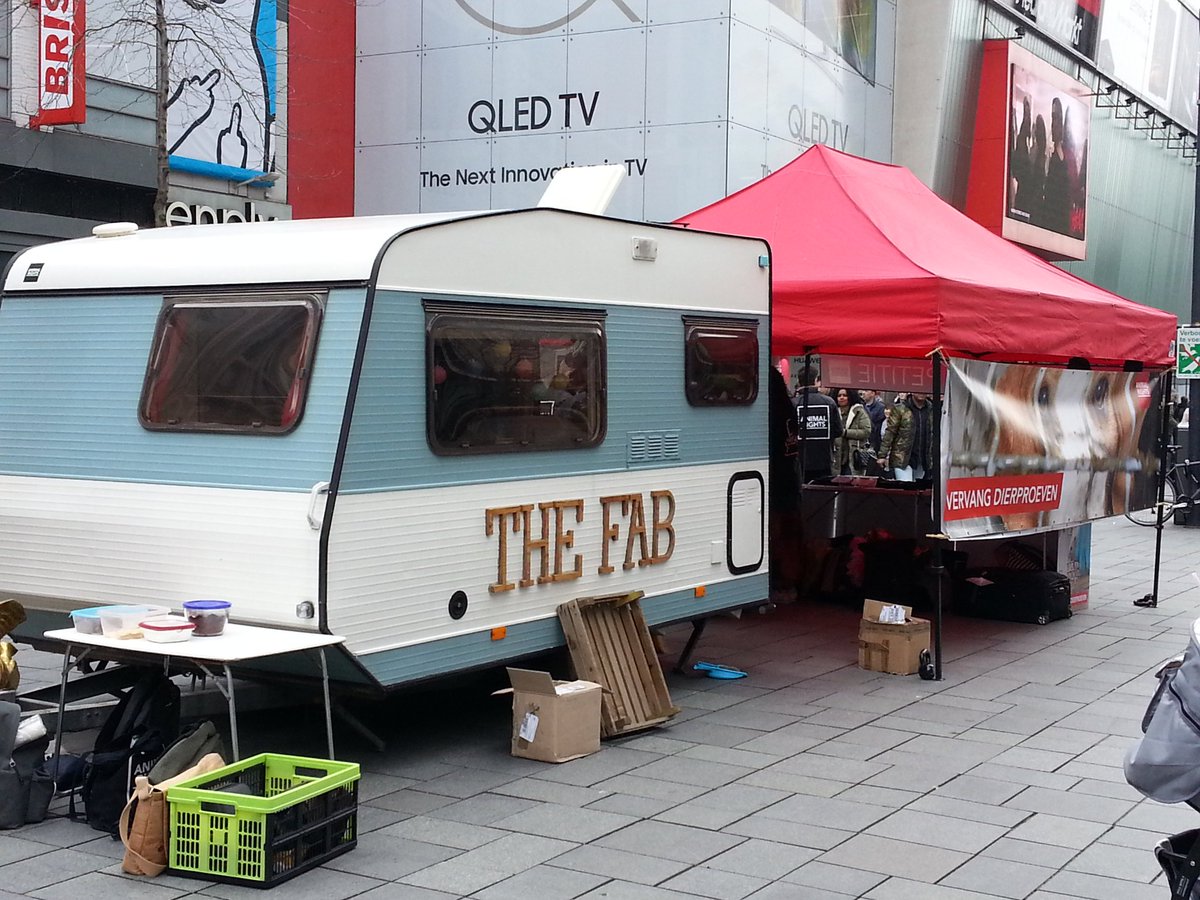 MargretScipio's tweet photo. Kom ook #petitie tekenen tegen #proefdieren, lekkere #vegan hapjes eten van #TheFab en je laten informeren over de #Earthlings actie! #Rotterdam #Binnenwegplein #Plantpower @AnimalRightsNL https://t.co/gnAal6oXBY