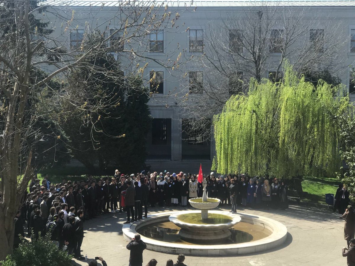 iuhfidealhukuk's tweet photo. Aziz şehidimiz Savcı Mehmet Selim Kiraz’ı vefatının yıldönümünde mezun olduğu okulda andık. 

#31Mart #MehmetSelimKiraz https://t.co/Q7LVZnRtvC