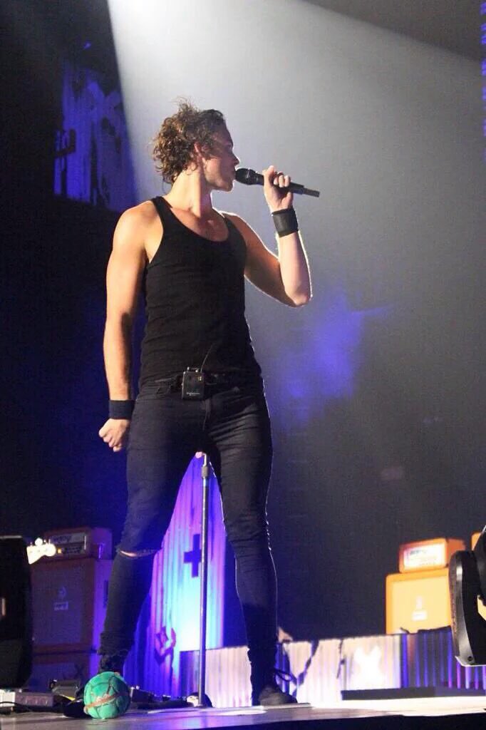 elifivesos's tweet photo. Ma io non capisco... quando parlate di Irwin che va protetto...... di preciso... cosa intendete?! 🙄🙄 https://t.co/LqNPiRDRhQ