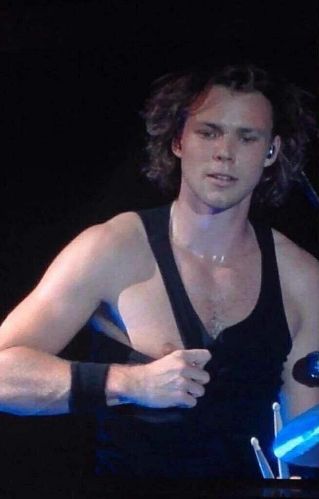 elifivesos's tweet photo. Ma io non capisco... quando parlate di Irwin che va protetto...... di preciso... cosa intendete?! 🙄🙄 https://t.co/LqNPiRDRhQ