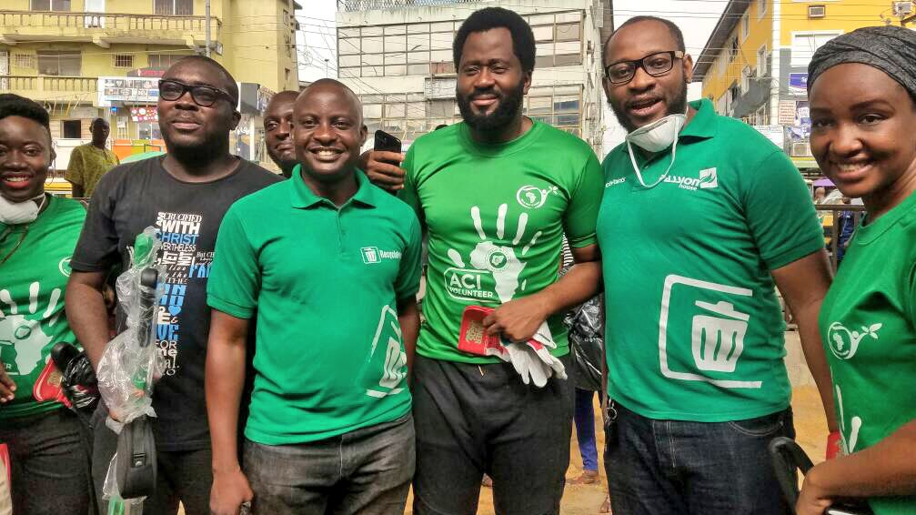 RecyclePointsNG's tweet photo. For the love of the People and the Environment.
Today @RecyclePointsNG joined @acinigeria, @CleanerLagos, Hon. Desmond Elliot, @CleanUpNigeria, @LetsDoitNigeria and a host of other environmental initiatives & groups to #CleanUpSURULERE.
#KeepSurulereClean #CLI https://t.co/U41hybtFiZ
