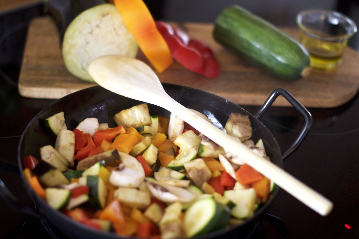 OlivasStories's tweet image. Wenn man Gemüse mit nativem #Olivenöl extra brät, werden die #Polyphenole des Öles auf die Gemüse übertragen. 
#olivasstories #nativesolivenölextra #bratenmitolivenöl #gesundessen #mittelmeerküche #AOVE #aceitedeolivavirgenextra #freirconaceitedeoliva #dietamediterranea