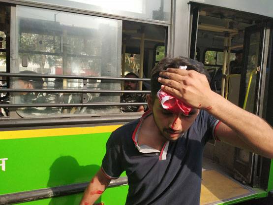 zoo_bear's tweet photo. #LathiCharge on peacefully protesting students in Delhi.
 #YuvaHallaBol #SSCExamsScam https://t.co/Gg3Y9nw577