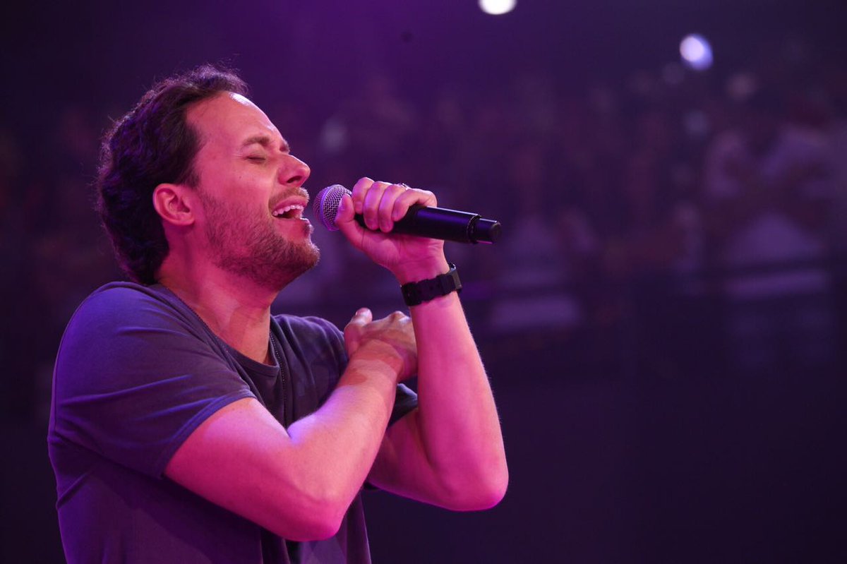 E já começou mais um dia do #CongressoDT. Acompanhe ao vivo pelo YouTube oficial do Diante do Trono. youtu.be/8oHyCmwLxKo