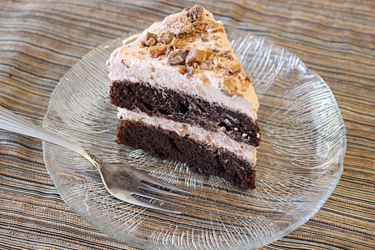 Bro_Baking's tweet photo. Moist, rich, dual-layered, and chocolatey as hell, this Chocolate Skor Cake with score big with anyone, anytime, anywhere.

https://t.co/42XOMXpV6y

#Skor #chocolatecake #layercake #whippedcream #toffee #cakebaking #foodblogger https://t.co/0xPpkKeF8c