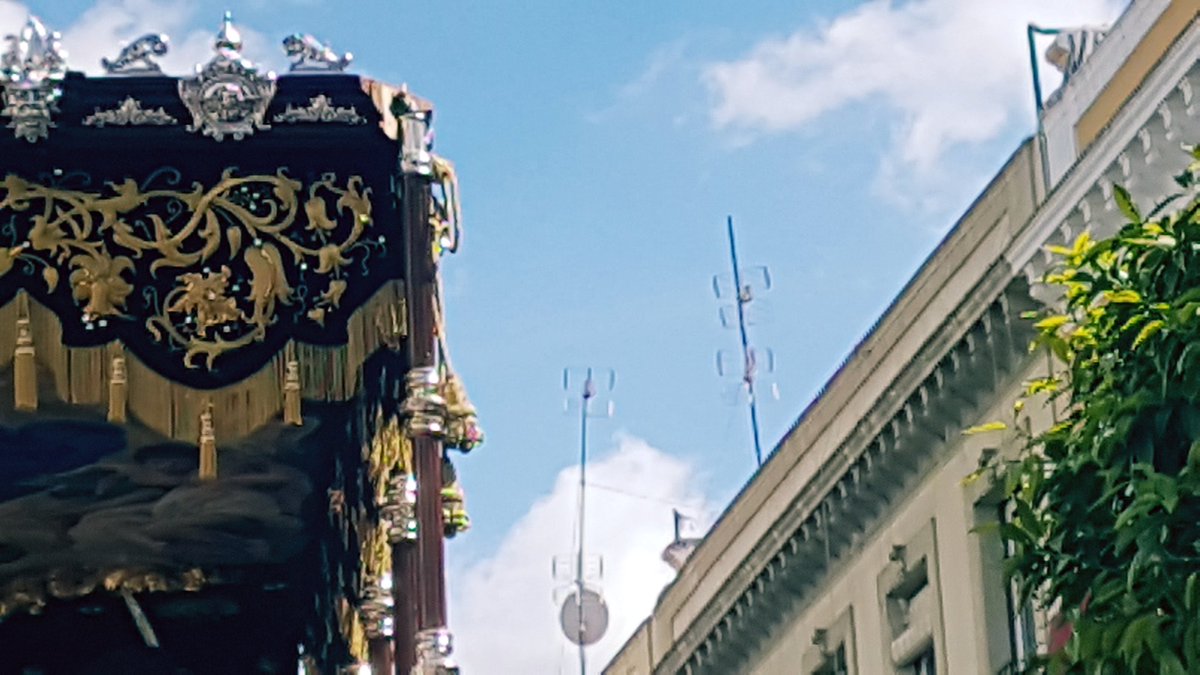 pasionensevilla's tweet photo. Así ha quedado la esquina delantera del palio del Sol tras la rotura de una perilla #SSantaSevABC #SSantaSevilla18 https://t.co/bEM6noIWwu