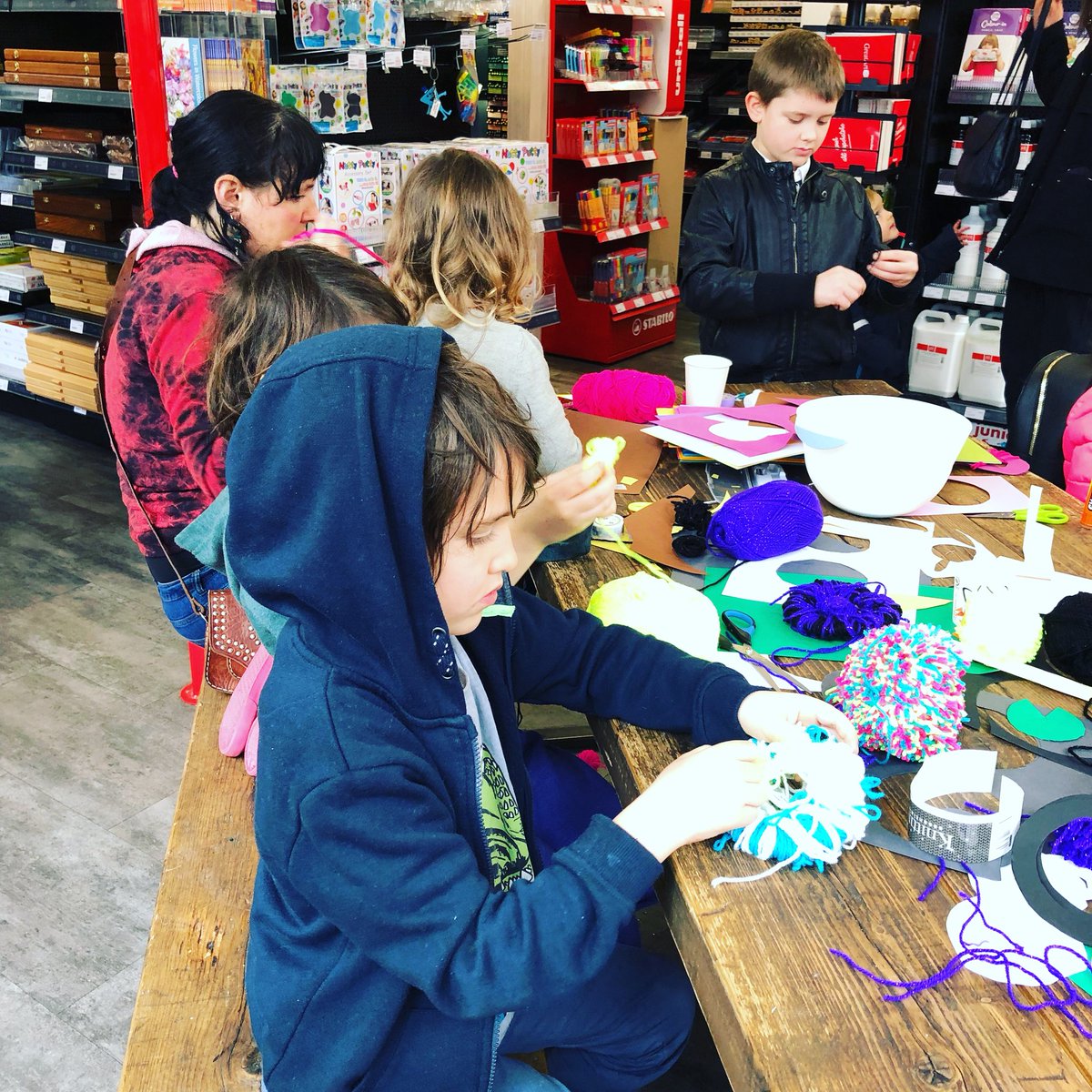CoolitArt's tweet image. Workshop in progress #funforallthefamily #easterworkshop #greatart #mygreatart #pompoms