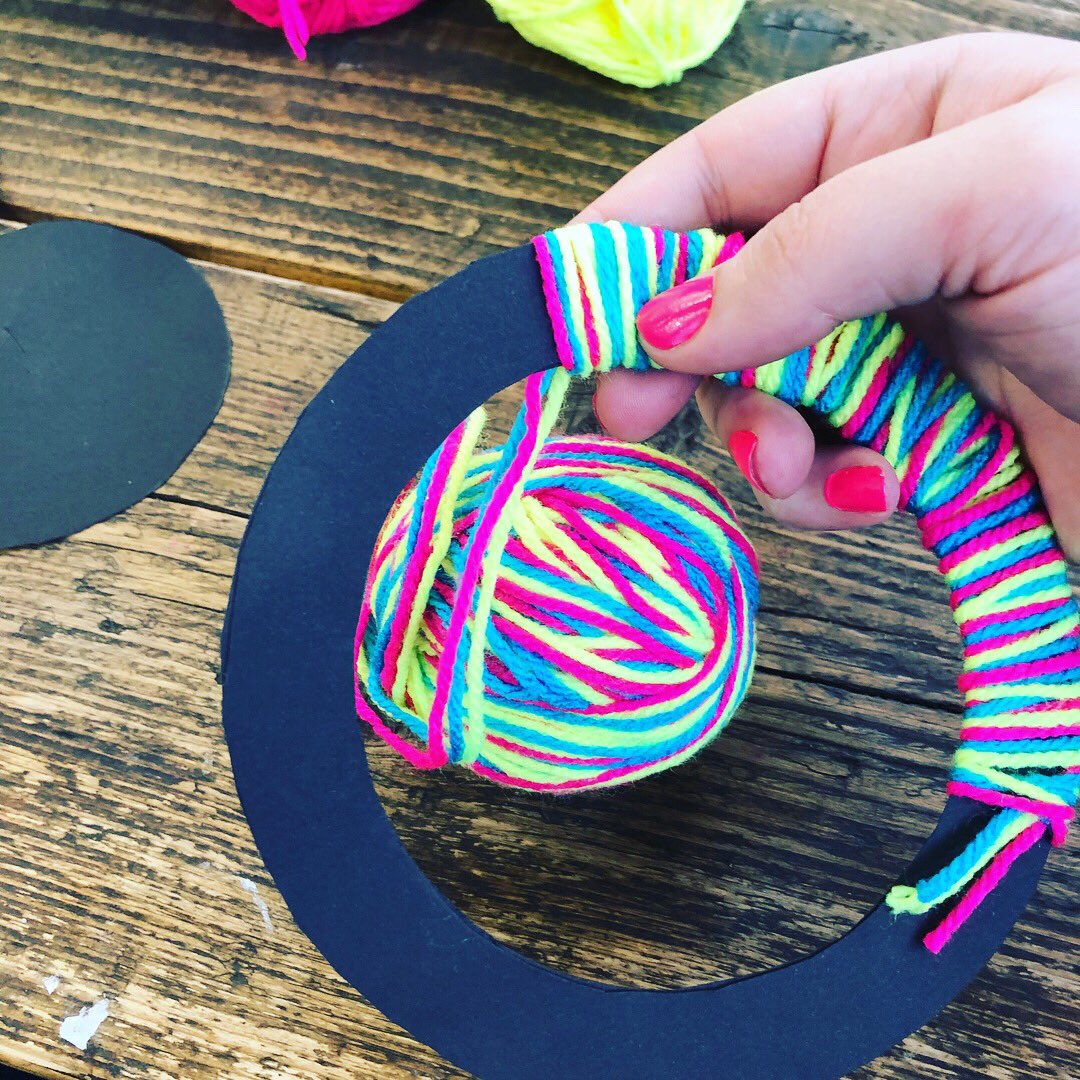 CoolitArt's tweet image. Workshop in progress #example #easterworkshop #greatart #mygreatart #pompoms