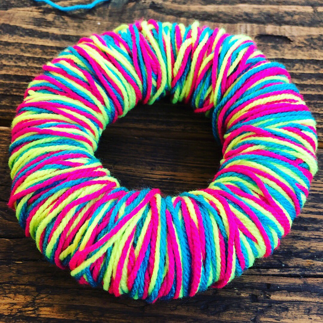 CoolitArt's tweet image. Workshop in progress #example #easterworkshop #greatart #mygreatart #pompoms