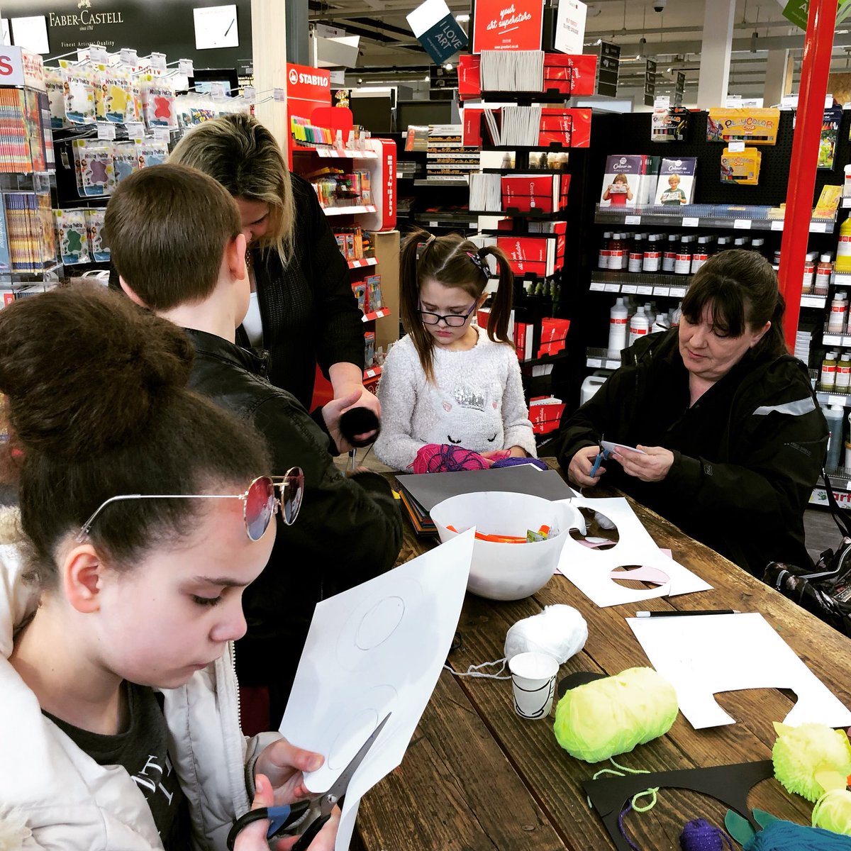 CoolitArt's tweet image. Workshop in progress #funforallthefamily #easterworkshop #greatart #mygreatart #pompoms