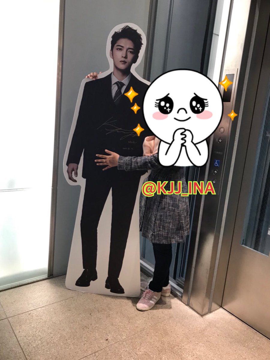 Foto wajib ambil, ga sama yang asli dengan cutboard pun oke #kimjaejoong