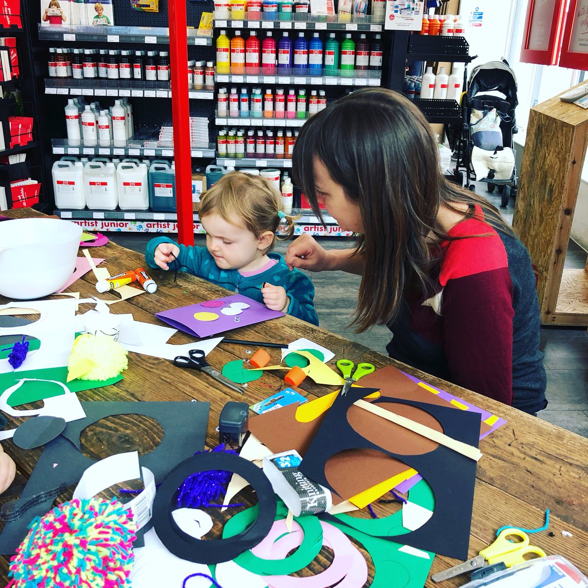 CoolitArt's tweet image. Workshop in progress #funforallthefamily #easterworkshop #greatart #mygreatart #pompoms