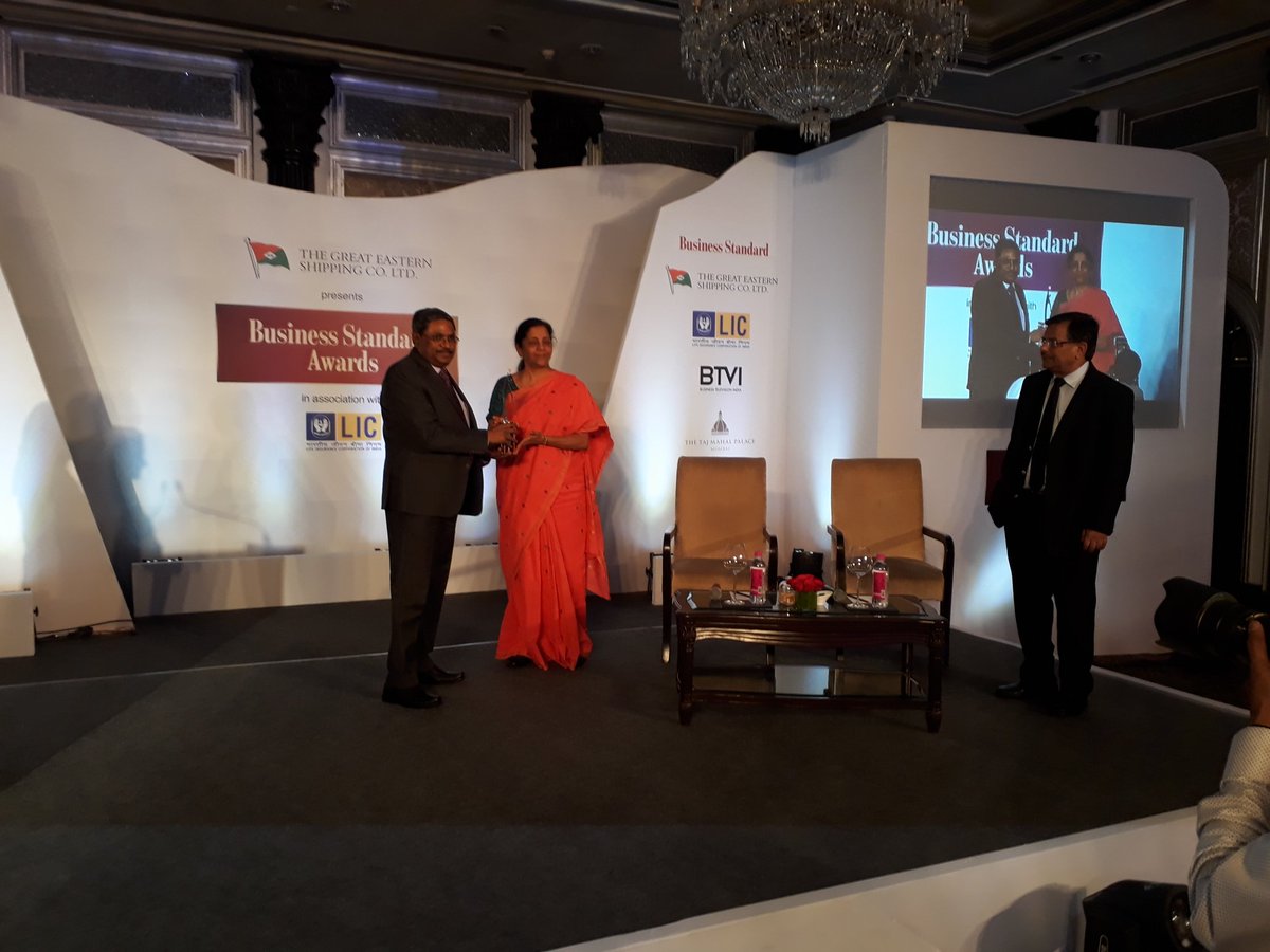 BPCLimited's tweet image. CMD BPCL Shri D.Rajkumar receiving the Star PSU Award from Hon Minister of Defence at #BSAwards at Mumbai @dpradhanbjp @bsindia @PetroleumMin