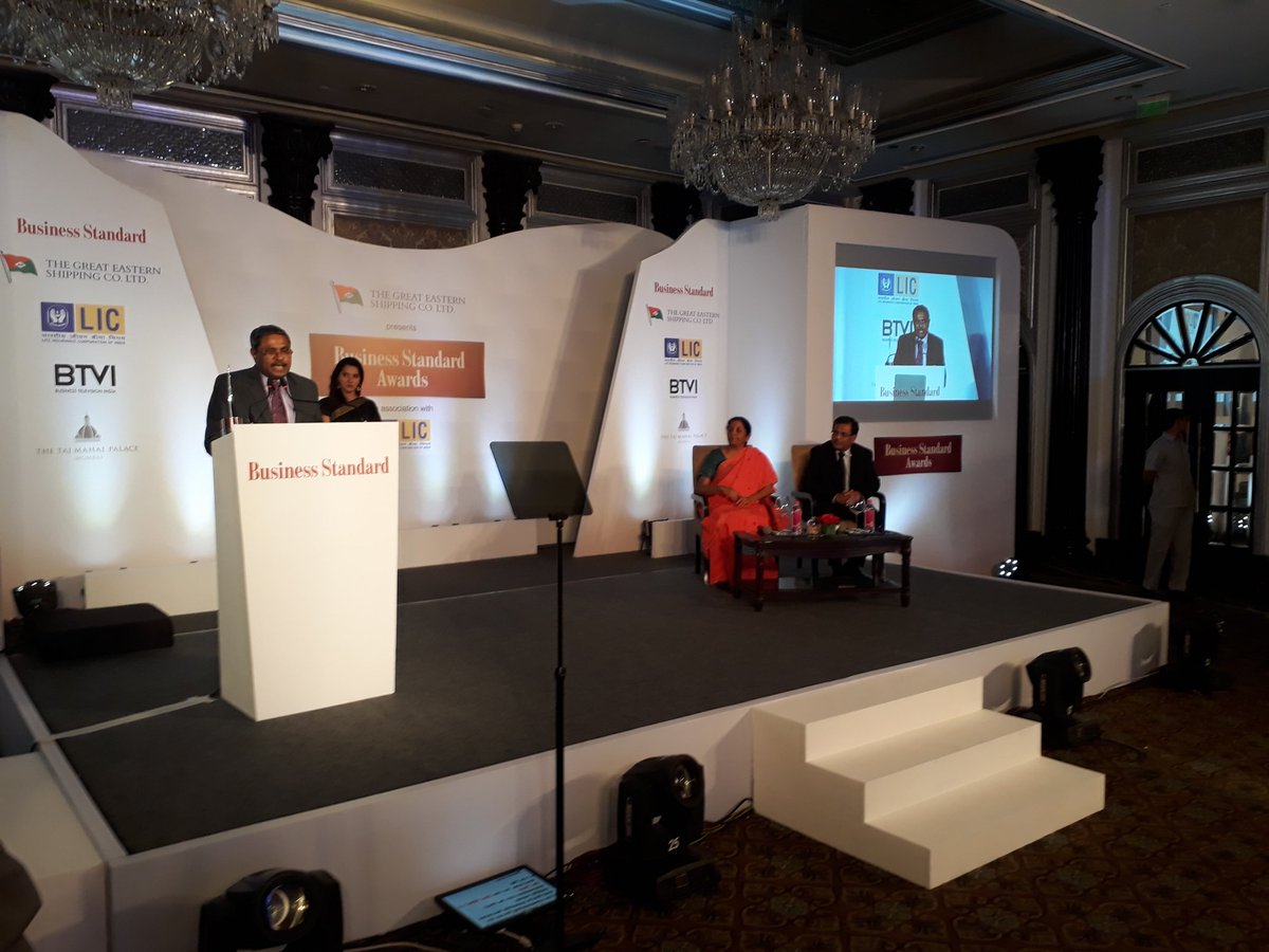 BPCLimited's tweet image. CMD BPCL Shri D.Rajkumar receiving the Star PSU Award from Hon Minister of Defence at #BSAwards at Mumbai @dpradhanbjp @bsindia @PetroleumMin