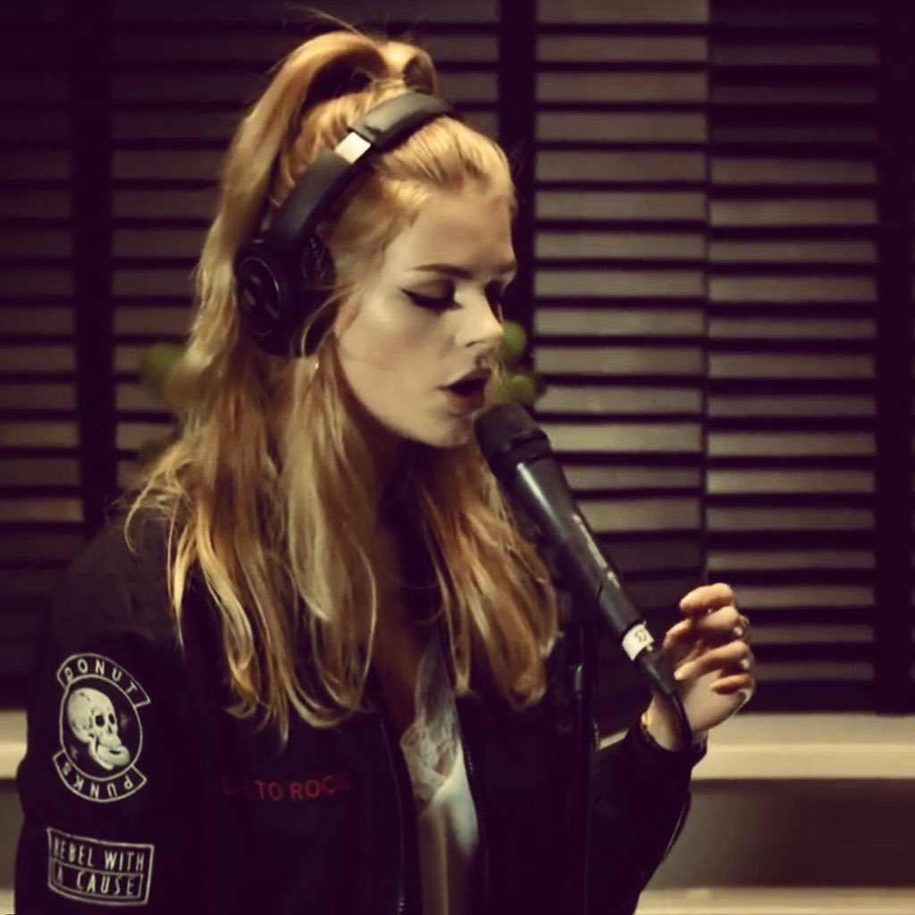 Check out my Live Session from yesterday with Pillowtalk, Skyfall and more! 
youtu.be/XoVs-PlfL5M